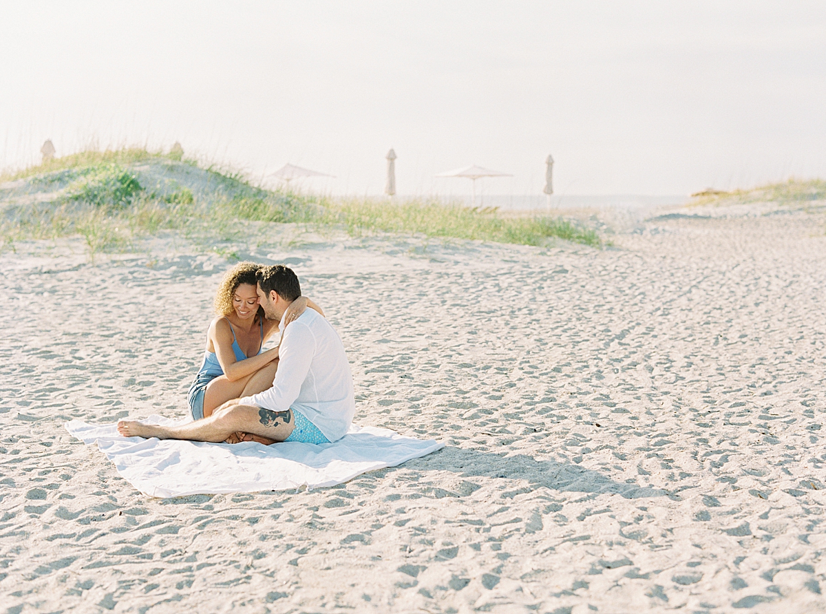 romantic anniversary photos at the beach